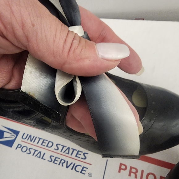 Betsey Johnson Elegant  Black Patent Leather Heels with Ribbon Detail Size 7.5 - Picture 9 of 14